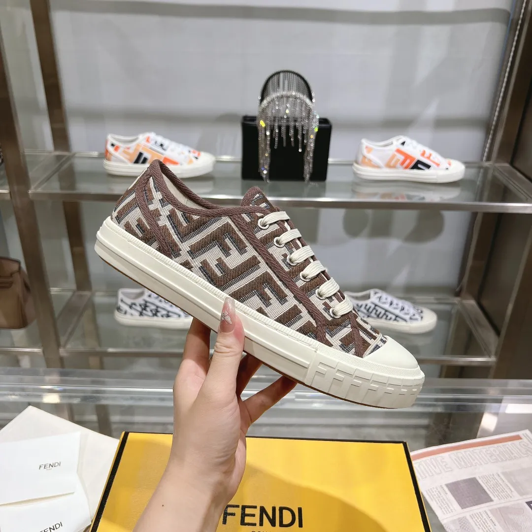 Couple style 💰460❤️Fendi Fendi's latest couple canvas shoes ❑ Fabric: Original customized imported jacquard canvas material ❑ Inner lining: Imported canvas material ❑ Sole: Original molded non-slip TPU outsole ❑ Bottom thickness: 2.5cm ❑ Size: Women's 35-40/Men's 39-45